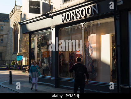 Les femmes et la mousson magasin de vêtements pour enfants à Cambridge. L'Angleterre. UK Banque D'Images