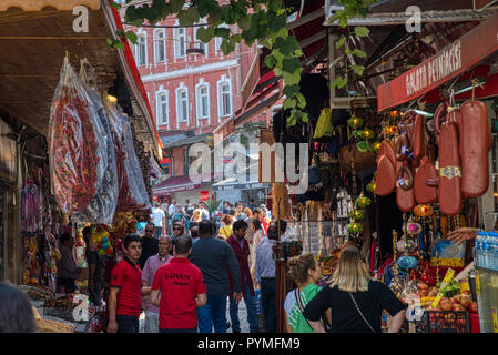 Istanbul, Turquie, septembre 2018 : des foules de gens sur un bazar dans la vieille ville d'Istanbul. Banque D'Images