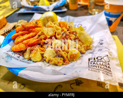 L'italien fritto misto - fry poisson frit plat à Fico Eataly World Banque D'Images