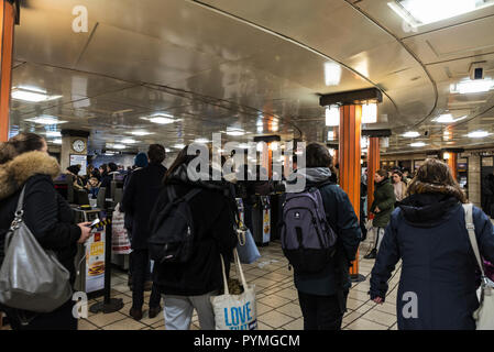 Londres, Royaume-Uni, le 4 janvier 2018 : Tunnel d'une station de métro avec les gens marcher dans une station de métro à Londres, Angleterre, Royaume-Uni Banque D'Images