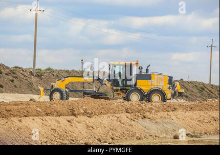 Niveleuse de route sur la construction d'une nouvelle autoroute Banque D'Images