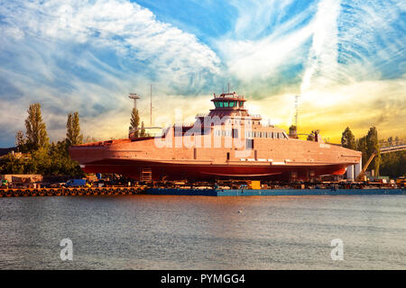 Vue sur le quai shipyard au coucher du soleil à Gdansk, Pologne Banque D'Images