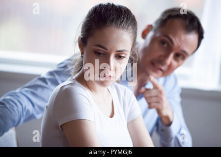Mari en colère crier et crier sur femme Banque D'Images