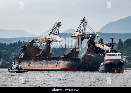 Après le déversement de la charge, l'auto-dumping log barge Seaspan survivant, encore plus nantis, est tenu par les remorqueurs Seaspan C.T King et Titan. Banque D'Images