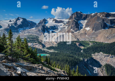 Vue sur un lac, montagnes et glaciers sur une journée ensoleillée dans la vallée du ruisseau Wildcat (Région des Montagnes Rocheuses) Banque D'Images