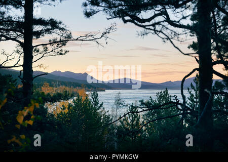 Magnifique coucher de soleil au lac à Shuchinsk Burabay parc national. Le Kazakhstan du nord