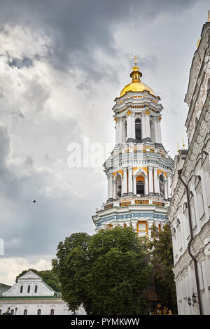 Clocher avec dôme doré à Laure de Pechersk de Kiev Christian complexe. Ancienne architecture historique à Kiev, Ukraine Banque D'Images