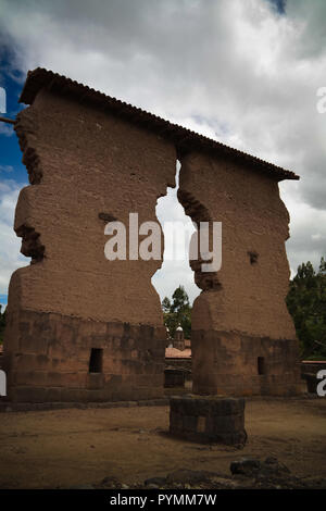 Vue de Temple de Wiracocha faite avec la maçonnerie polygonale au site archéologique de Raqchi à Cuzco, Pérou Banque D'Images