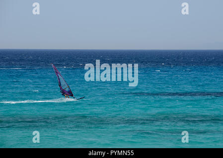 Le surf dans la mer Ionienne Banque D'Images