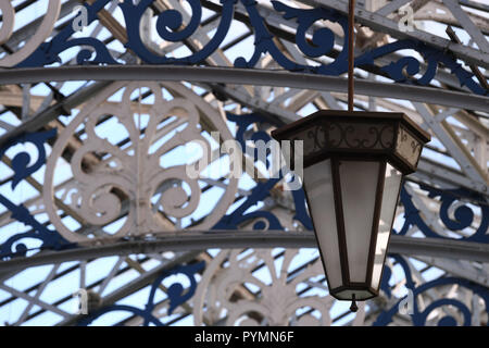 L'une des lanternes d'origine à partir de 1904 à l'intérieur de la UK's dernier survivant de l'époque victorienne en bord de fonte et de verre jardins d'hiver, à Great Yarmouth, Norfolk, comme le conseil du littoral est à la recherche d'un investisseur et d'opérateur d'exécuter comme une attraction touristique. Banque D'Images