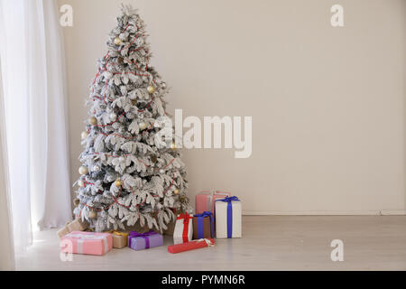 Arbre de Noël blanc en bas avec Konate-Noël Banque D'Images