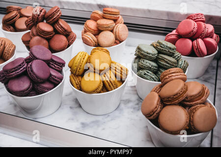 Macarons colorés dans des bols affiché au shop Banque D'Images