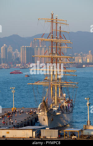 Trois-mâts polonais tall ship ' Dar Młodzieży' amarré à Hong Kong, Chine. Banque D'Images