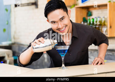 Cocktail Bartender making Banque D'Images