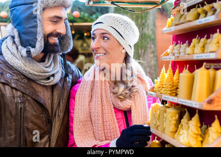 Couple sur marché de Noël acheter celles que présente Banque D'Images