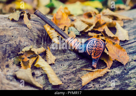 Un tube pour fumeurs, fait d'argile, à l'aide d'ornement Trypillienne. L'automne photo Banque D'Images