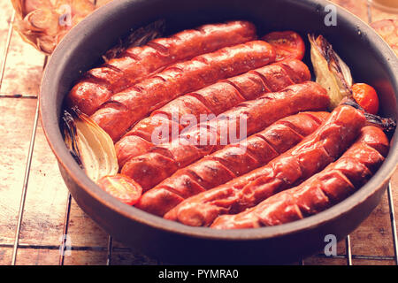 Saucisses grillées avec sauce ketchup et moutarde close up vintage view Banque D'Images