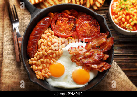 Petit-déjeuner anglais traditionnel avec des oeufs nourriture haricots et saucisses fumées bacon toasts, Close up Vue de dessus Banque D'Images