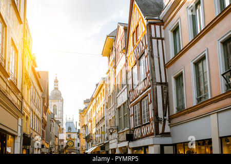 Vue sur la rue d'anciens bâtiments et la grande horloge sur renaissance arch, célèbre horloge astronomique à Rouen, capitale de Normandie Banque D'Images