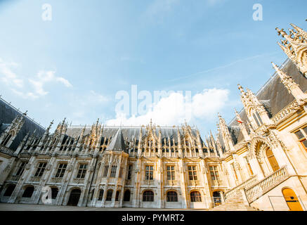 Belle cour intérieure de l'édifice du parlement gothique de la ville de Rouen, capitale de Normandie en France Banque D'Images