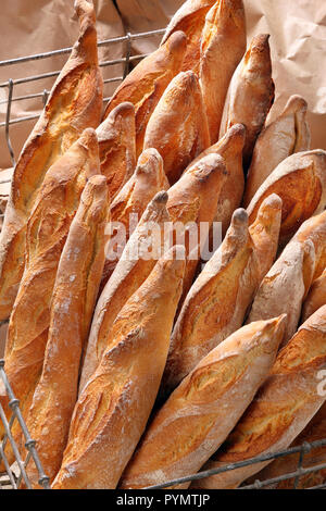 French baguette in panier métal Banque D'Images