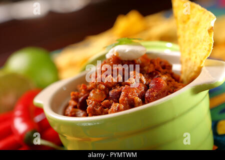 Chili con carne avec des nachos sur cirée motif en espagnol Banque D'Images
