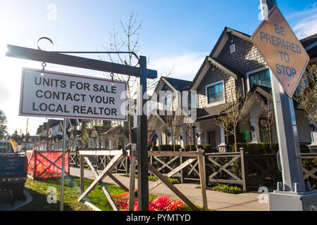 Parts en vente contact votre agent immobilier local chanter. En face d'une maison dans un quartier résidentiel. Banque D'Images