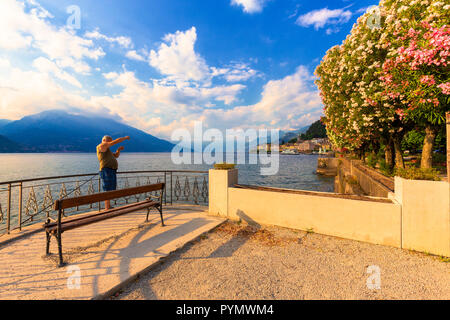 Pêcheur sur le bord du lac de Bellagio, province de Côme, Lac de Côme, Lombardie, Italie, Europe. Banque D'Images