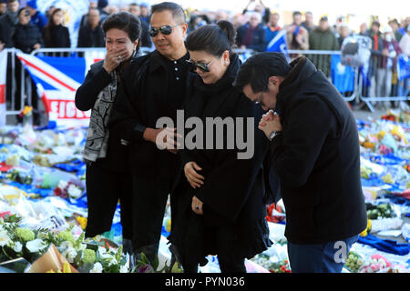 Srivaddhanaprabha Aiyawatt fils de Leicester président dépose une gerbe à la mémoire de son père avec sa mère Aimon (deuxième à droite). Vichai Srivaddhanaprabha, était parmi ceux qui ont tragiquement perdu la vie le samedi soir lorsqu'un hélicoptère transportant lui et quatre autres personnes s'est écrasé hors King Power Stadium. Banque D'Images