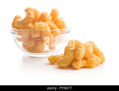 Bouffées d'arachide croquant isolé sur fond blanc. Banque D'Images