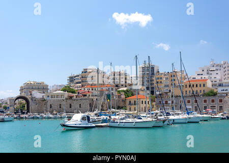 Vue sur la ville à travers le port d'Héraklion Héraklion, Irakleio (), Région Irakleio, Crète, Grèce (Crète) Banque D'Images