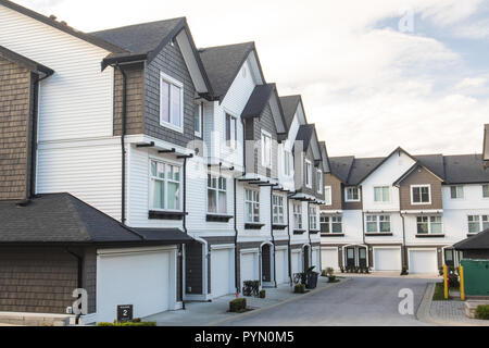 Nouvelles maisons de marque avec le revêtement en béton à l'avant. Avant de townhouses sur journée ensoleillée au Canada. Banque D'Images