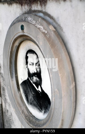 Plaque commémorative sur une pierre tombale dans un cimetière avec l'ancienne image d'un homme Banque D'Images