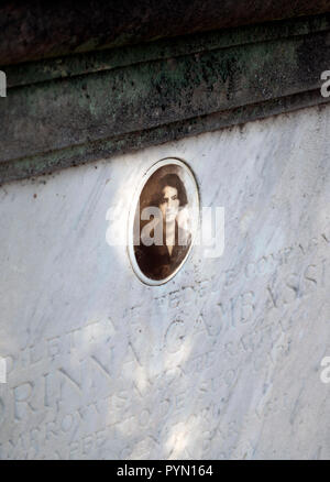 Plaque commémorative sur une pierre tombale dans un cimetière avec l'ancienne image d'une jeune femme, San Miniato al Monte , Florence, Italie. Banque D'Images