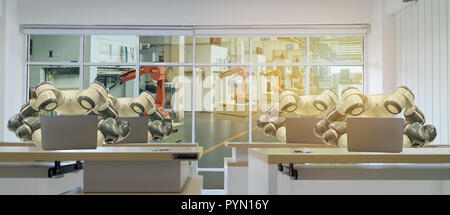 Dans l'industrie de l'usine smart ito 4.0 Concept de la technologie du robot, ingénieur , business man using futuristic tablet pour contrôler, surveiller, de gestion de robotique Banque D'Images