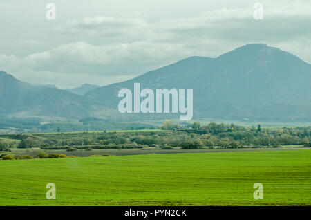 Ladnscape de Slovaquie - prairies vertes et les champs et les montagnes Banque D'Images