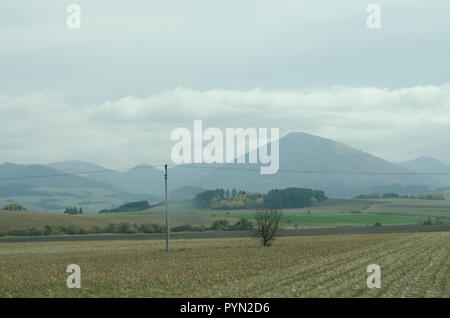 Ladnscape de Slovaquie - prairies vertes et les champs et les montagnes Banque D'Images