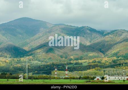 Ladnscape de Slovaquie - prairies vertes et les champs et les montagnes Banque D'Images