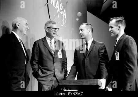 (11 juin 1965) --- Le premier équipage Gemini-4 posent avec deux fonctionnaires de la NASA après une conférence de presse à l'auditorium du SMC. De gauche à droite, sont le Dr Robert R. Gilruth, M.SC. directeur ; M. Robert C. Seamans Jr., administrateur associé, National Aeronautics and Space Administration ; l'astronaute James A. McDivitt, pilote de la commande vol Gemini-4 ; et astronaute Edward H. White II, pilote de la mission. Banque D'Images