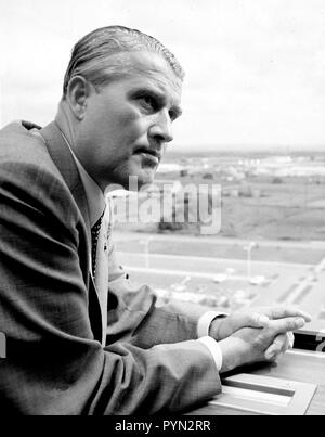 Le Dr. von Braun est à la recherche d'un 10e étage du bâtiment 4200 fenêtre du Marshall Space Flight Center (MSFC). Il a été le premier directeur du Centre et a servi comme directeur de juillet 1960 à février 1970. Banque D'Images