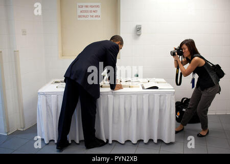 Le président Barack Obama des autographes livres à l'hôtel Shangri-La à Singapour avant de rencontrer le personnel de l'ambassade, le 15 novembre 2009. Banque D'Images