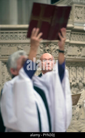 Apollo 11 pilote du module de commande Michael Collins est encadrée par la Bible détenus par le Rév. Gina Gilland Campbell pendant un service commémoratif célébrant la vie de Neil Armstrong à la cathédrale nationale de Washington, jeudi, 13 Septembre, 2012. (NASA/Bill Ingalls) Banque D'Images