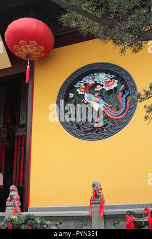 Sur le mur extérieur de la sculpture circulaire, le temple de Jade Shanghai, Chine Banque D'Images