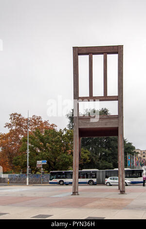 Genève, SUISSE - Le 30 octobre 2015 : Genève chaise brisée en face de l'édification de la nation, Suisse Banque D'Images