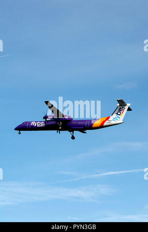 Flybe Dash 8 à l'atterrissage à l'aéroport de Birmingham, UK (G-PRPJ) Banque D'Images