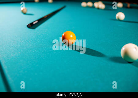 Boules de billard sur la table verte avec billiard cue. Banque D'Images