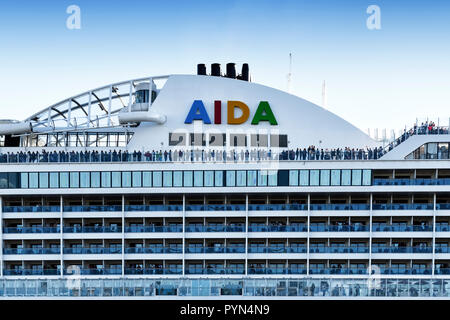 Bateau de croisière dans l'ACRA 675cruise terminal Steinwerder à Hambourg, Allemagne, Europe, Kreuzfahrtschiff Kreuzfahrtterminal Steinwerder AIDA 675am i Banque D'Images