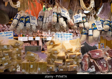 Affichage de Salame (Salami) saucisses et Parmigiano reggio classico sur un étal de marché à Florence, Italie. Banque D'Images