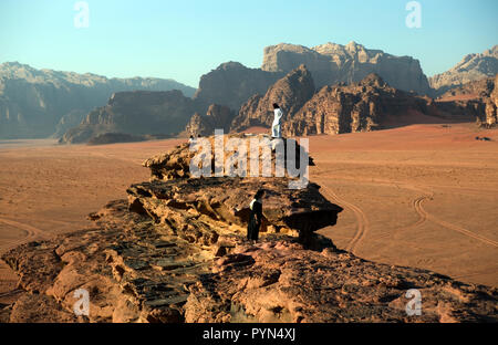 Un guide bédouin se dresse sur un éperon rocheux dans le Wadi Rum en Jordanie, le 30 octobre 2018. Banque D'Images