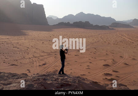 Un touriste chinois prend des photos de Wadi Rum en Jordanie, le 30 octobre 2018. Banque D'Images